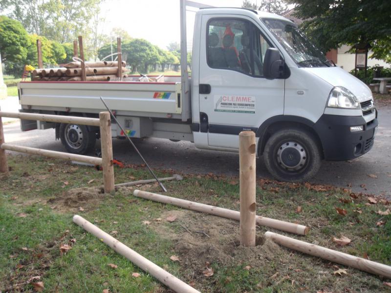 lavori di messa in posa pali in legno per staccionata