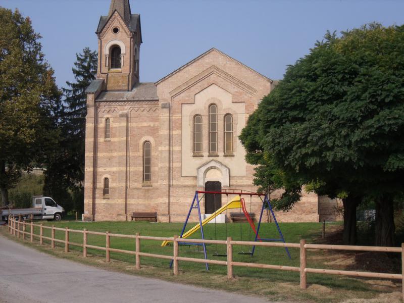 staccionata in legno realizzata davanti alla chiesa della Reala - Corneliano d'Alba